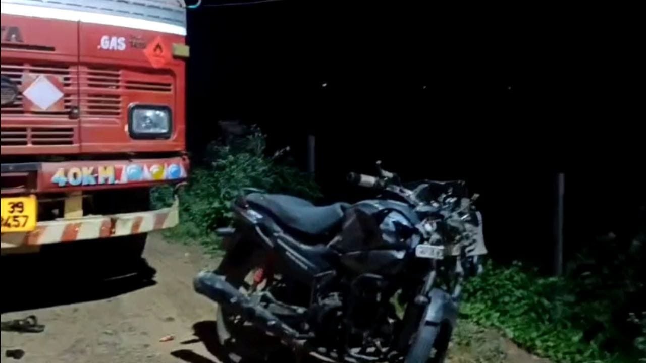 Ghatal Accident: মাথায় ছিল না হেলমেট, খেসারত দিলেন ৩ জন Ghatal Accident: মাথায় ছিল না হেলমেট, খেসারত দিলেন ৩ জন