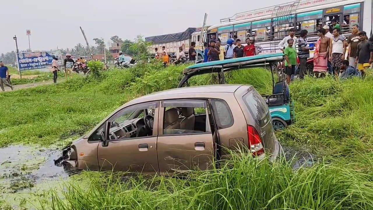 Purbo Medinipur: দিঘায় যাওয়ার পথে টোটোর ধাক্কা, নয়ানজুলিতে পড়ল পর্যটকদের গাড়ি