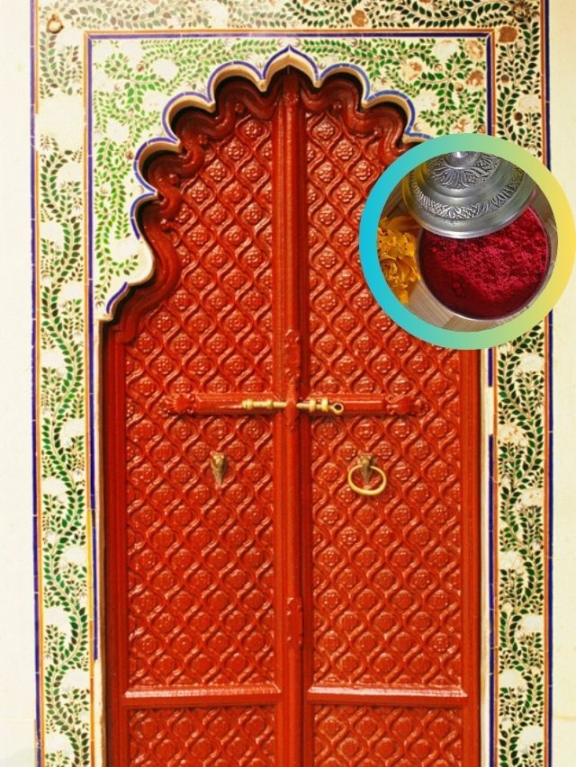 বাড়ির মূল দরজায় সিঁদুর লাগান, জানেন এটি শুভ না অশুভ? বাড়ির মূল দরজায় সিঁদুর লাগান, জানেন এটি শুভ না অশুভ?