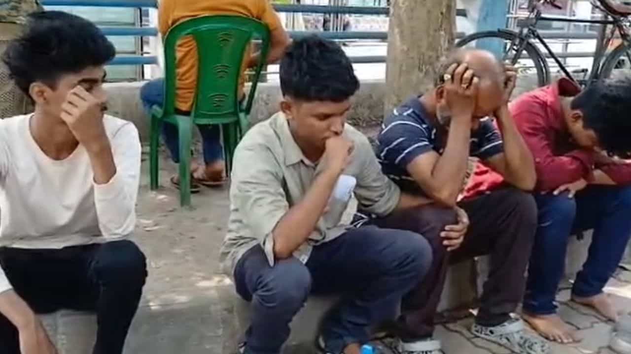 Alipurduar: বাবার কাছে মোবাইল আবদার, না পেয়েই রুমে ঢুকে দরজা বন্ধ করল কিশোরী, তারপর... Alipurduar: বাবার কাছে মোবাইল আবদার, না পেয়েই রুমে ঢুকে দরজা বন্ধ করল কিশোরী, তারপর...