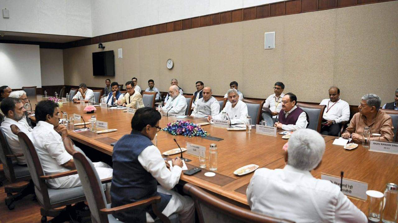 Operation Sindoor: এবার সর্বদলীয় বৈঠকের ডাক মোদী সরকারের, ফের বড় কোনও সিদ্ধান্তের ইঙ্গিত?