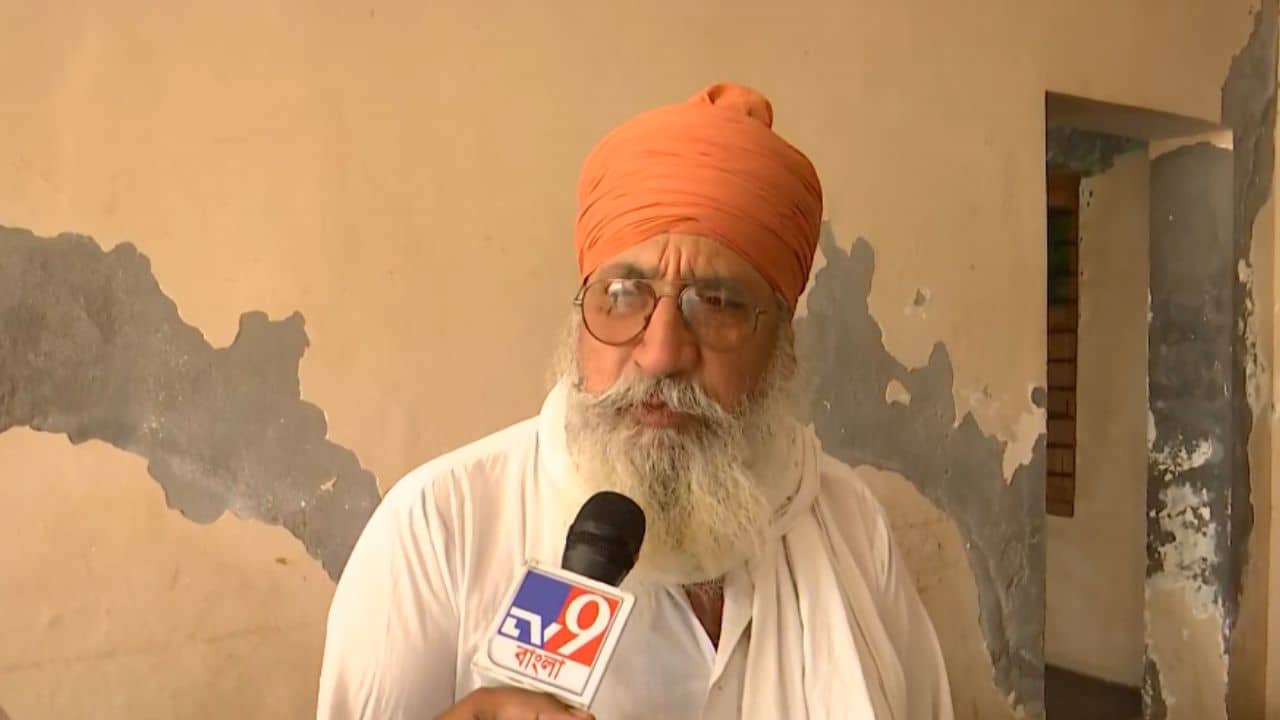 India Pakistan Tension: জমিতে দেখেন হলদেটে প্লাস্টিকের বস্তুটা, সন্দেহ লাগতেই খবর সেনাকে! দেশের এই অস্থির পরিস্থিতিতে সামান্য চাষি সর্বজিৎ-ই ভারতীয় সেনাকে প্রথম দেন বড় ক্লু