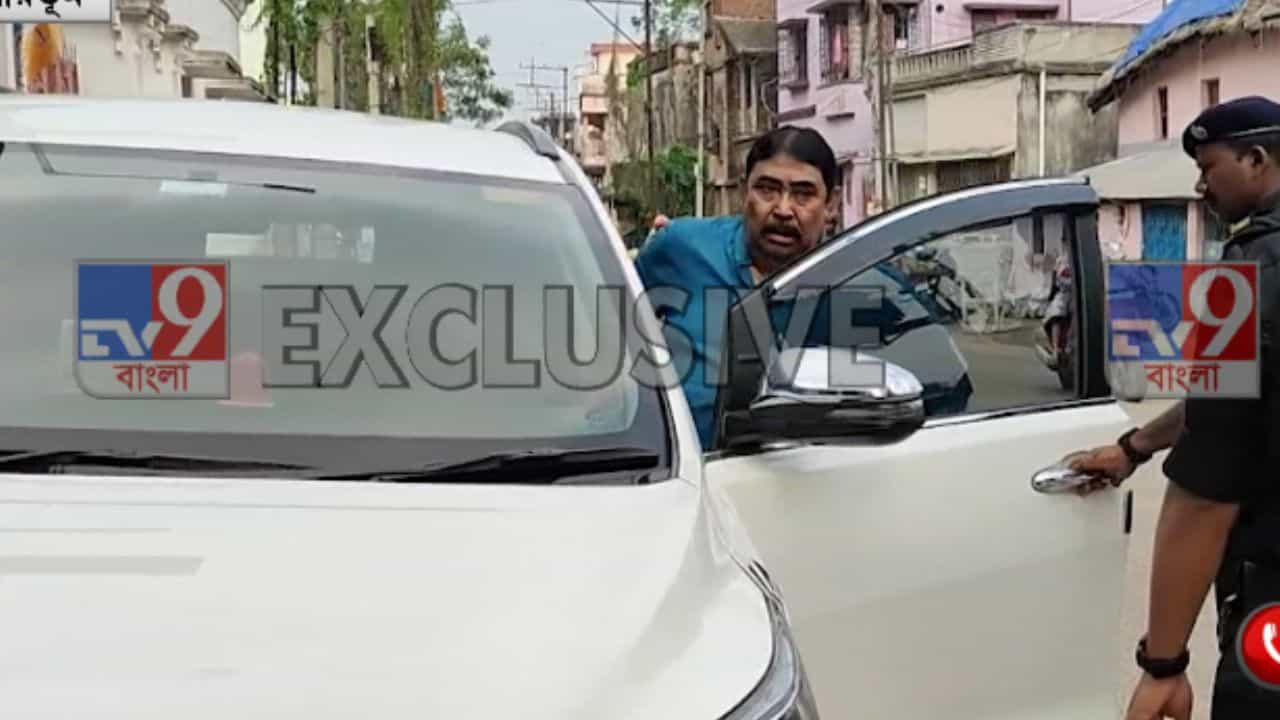 Anubrata Mondal: অসুস্থ অনুব্রত থানায় না গিয়ে কোথায় আছেন? ধরা পড়ল ক্যামেরায় Anubrata Mondal: অসুস্থ অনুব্রত থানায় না গিয়ে কোথায় আছেন? ধরা পড়ল ক্যামেরায়