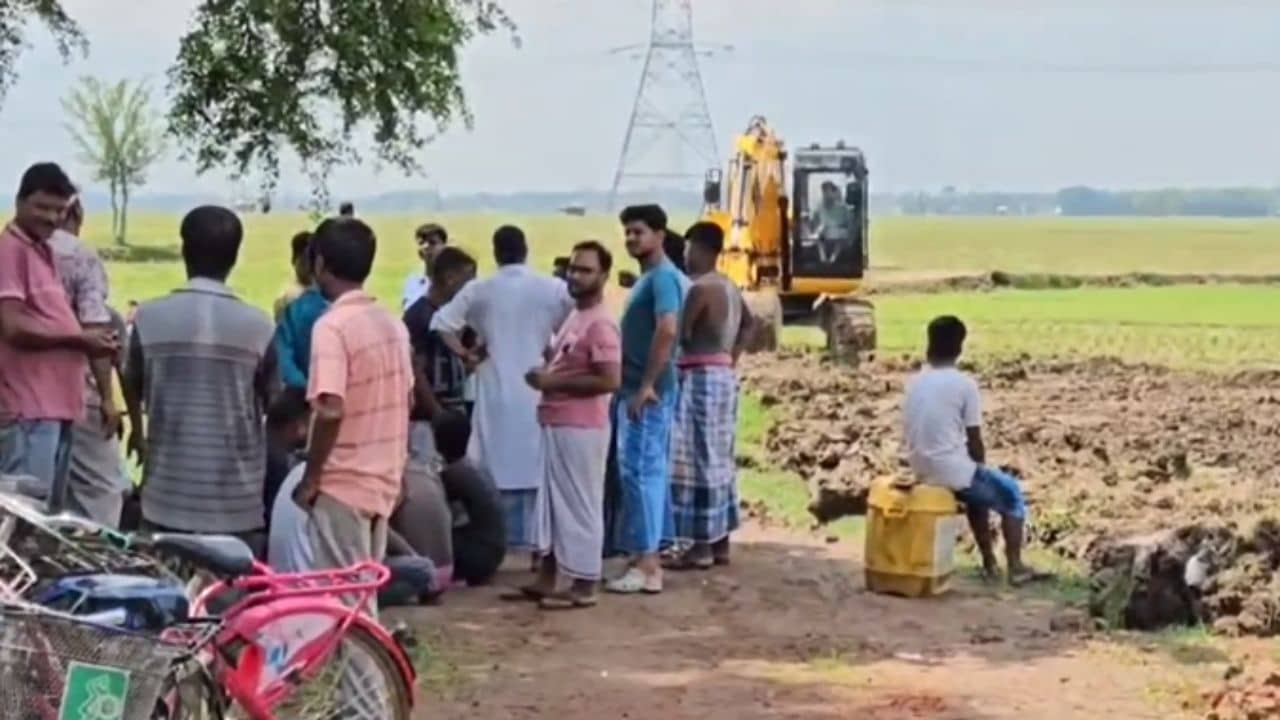 Arambag: মাঠের মাঝে রাস্তা, কাজ বন্ধ করে দিলেন বিক্ষুব্ধ চাষিরা