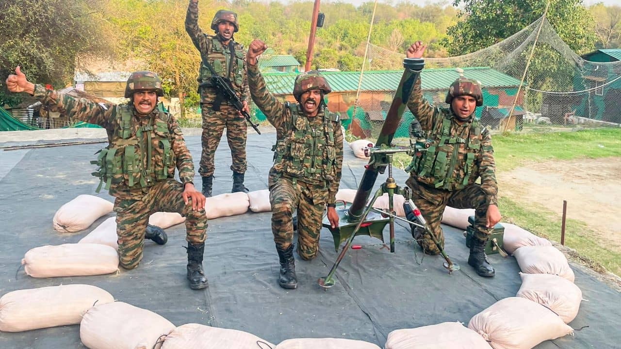 India Pakistan Tensions: চোখের সামনে দেখছে অন্ধকার, ভারতের প্রত্যাঘাতে কয়েক বছর পিছিয়ে গিয়েছে পাকিস্তান