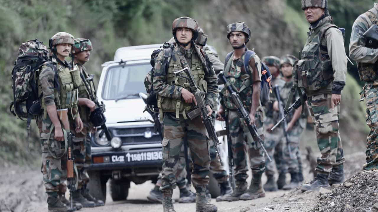 Indian Army: ৯টা বাজতেই ঘুটঘুটে অন্ধকারে ডুবল ফিরোজাবাদ, তার মধ্যেই বড় 'অ্যাকশন' সেনার Indian Army: ৯টা বাজতেই ঘুটঘুটে অন্ধকারে ডুবল ফিরোজাবাদ, তার মধ্যেই বড় 'অ্যাকশন' সেনার