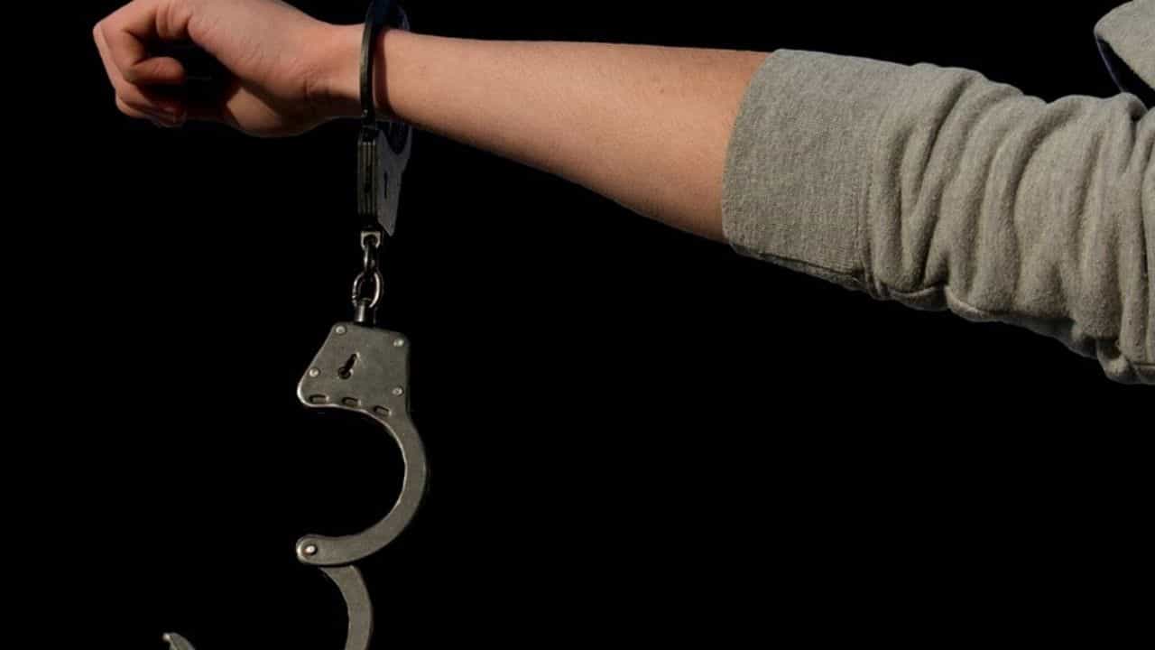 সেনা ক্যাম্পের পাশে ঘুরঘুর করছিল, খচাখচ তুলছিল ছবি! মোবাইল খুলতেই যা জানা গেল, কল্পনাতেও আসবে না... সেনা ক্যাম্পের পাশে ঘুরঘুর করছিল, খচাখচ তুলছিল ছবি! মোবাইল খুলতেই যা জানা গেল, কল্পনাতেও আসবে না...
