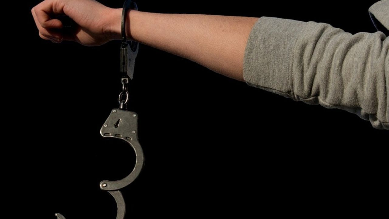 Fraud Case: কোটি টাকার প্রতারণা, গ্রেফতার ব্যাঙ্কের রিলেশনশিপ ম্যানেজার Fraud Case: কোটি টাকার প্রতারণা, গ্রেফতার ব্যাঙ্কের রিলেশনশিপ ম্যানেজার