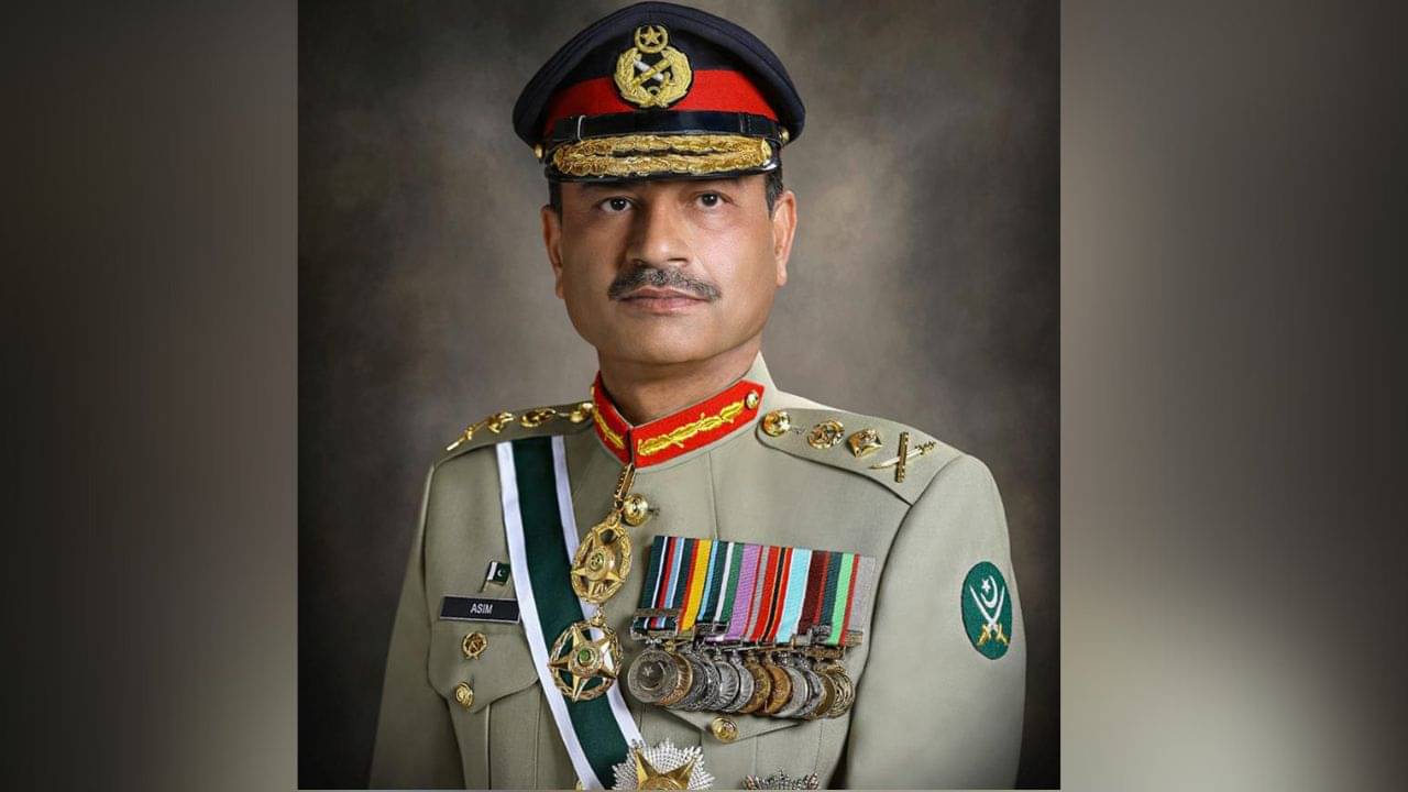 Asim Munirs Wealth: পাকিস্তান না খেয়ে মরলেও, টাকার সমুদ্রে ভাসেন সেনা প্রধান আসিম মুনির! তাঁর মোট সম্পত্তি মাথা ঘুরিয়ে দেবে...