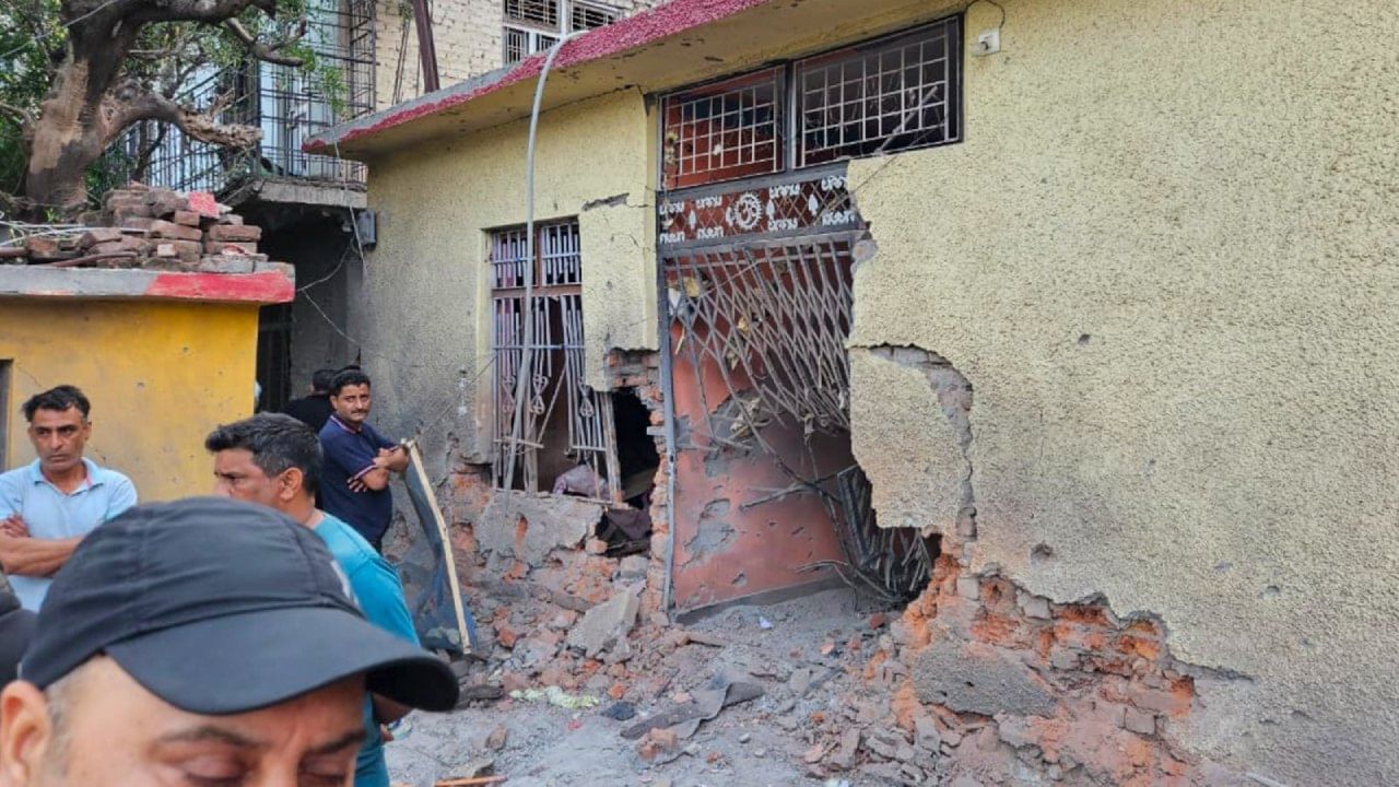 রাত ১ টা ৪০ মিনিট থেকে ২ টা ২০ মিনিট পাক অধিকৃত কাশ্মীরের ৯টি জঙ্গি ঘাঁটি ভেঙে গুড়িয়ে দিয়েছে ভারতীয় সেনা। তাতেই তোলপাড় গোটা বিশ্ব। পাকিস্তান পদক্ষেপ করলেই প্ল্যান বি রেডি ভারতের।