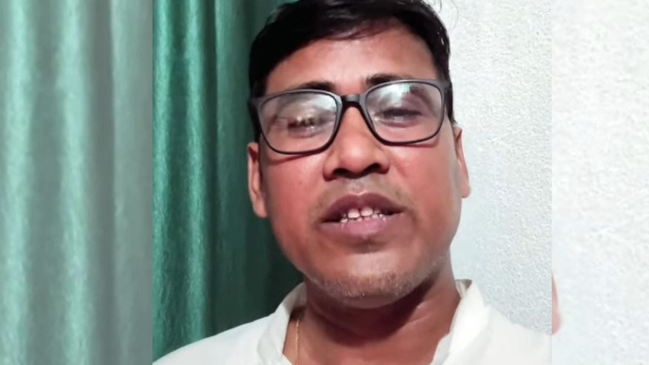 Bhagabanpur: প্রাইমারি স্কুল শিক্ষকের দুয়ারে হঠাৎ কড়া, পড়শিরা আসল পরিচয় জেনে থ্ Bhagabanpur: প্রাইমারি স্কুল শিক্ষকের দুয়ারে হঠাৎ কড়া, পড়শিরা আসল পরিচয় জেনে থ্