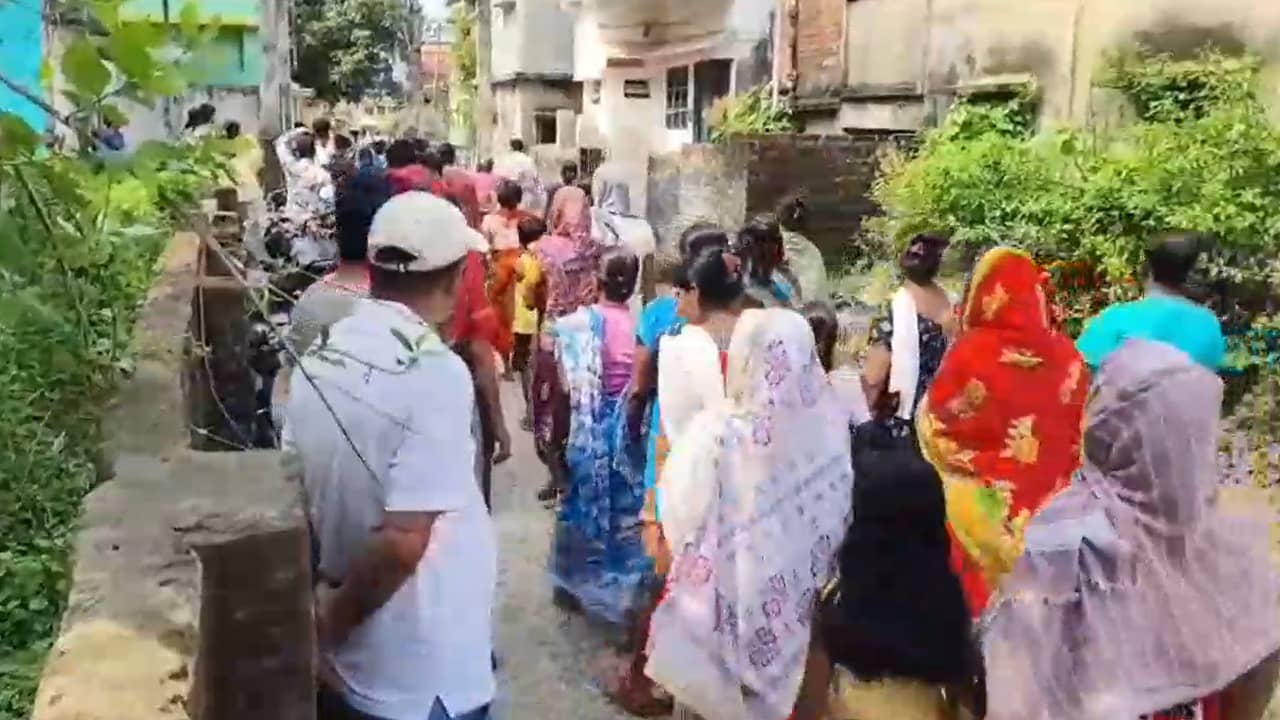 Bishnupur: সকাল থেকে খোঁজ মেলেনি, বিষ্ণুপুরের পোকাবাঁধের জলে ভেসে উঠল বৃদ্ধের নিথর দেহ