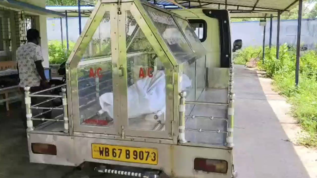 Bankura: নাম নেই আবাসে, মাটির বাড়িতেই বেঘোরে মৃত্যু! ‘পাকা বাড়ি থাকলে ওকে হারাতে হত না’, আক্ষেপ আহত বাবার