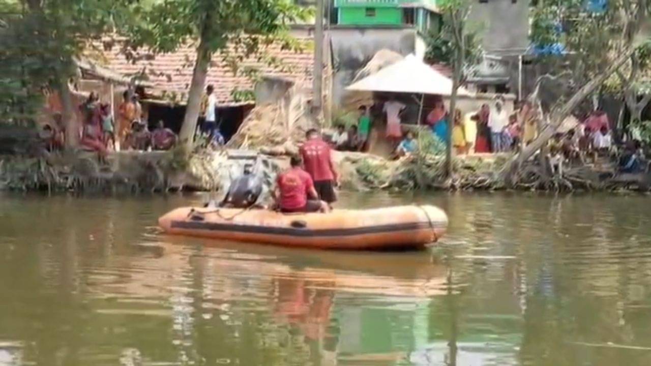Burdwan: মাঝরাতে হঠাৎ বিকট শব্দ, পুকুরে ভাসছে গুচ্ছ গুচ্ছ আম! তার ফাঁক দিয়ে জলের মধ্যে দৃশ্য দেখে ভয়ে কাঁটা হয়ে গেলেন গ্রামবাসীরা, কী দেখলেন?