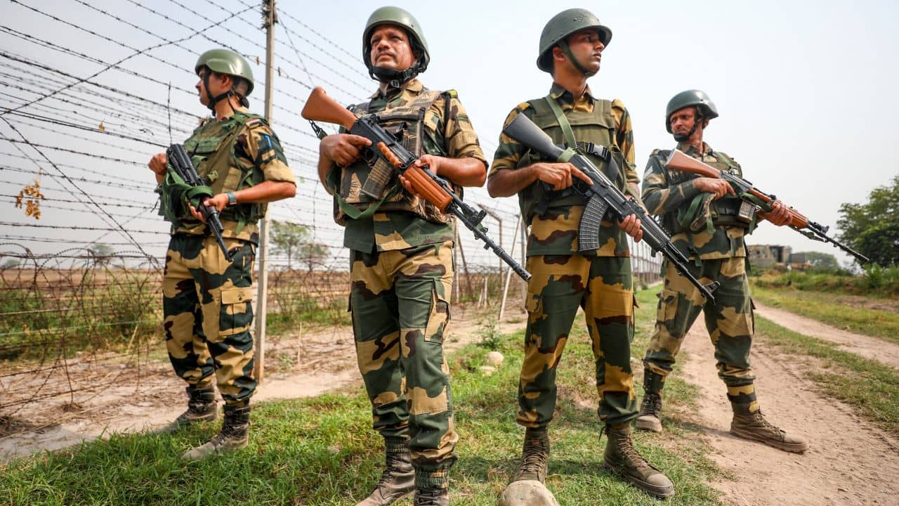 BSF Foils Infiltraion: রাতের অন্ধকারে ফেন্সিং টপকে ঢুকছিল পাকিস্তানি, BSF বুঝিয়ে দিল ভারতের ক্ষমতা কী!