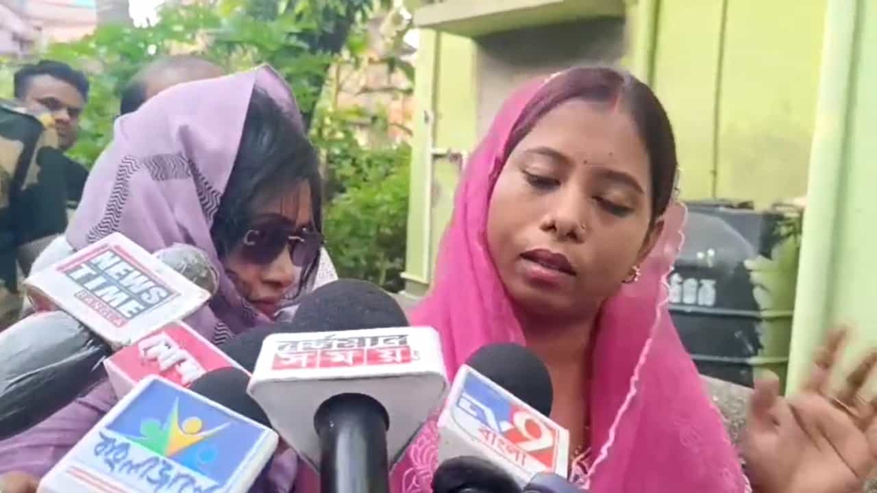 BSF Jawan: ৮ দিন পাকিস্তানের হাতে বাংলার জওয়ান! পাঠানকোটে গিয়ে কী জেনে এলেন স্ত্রী BSF Jawan: ৮ দিন পাকিস্তানের হাতে বাংলার জওয়ান! পাঠানকোটে গিয়ে কী জেনে এলেন স্ত্রী