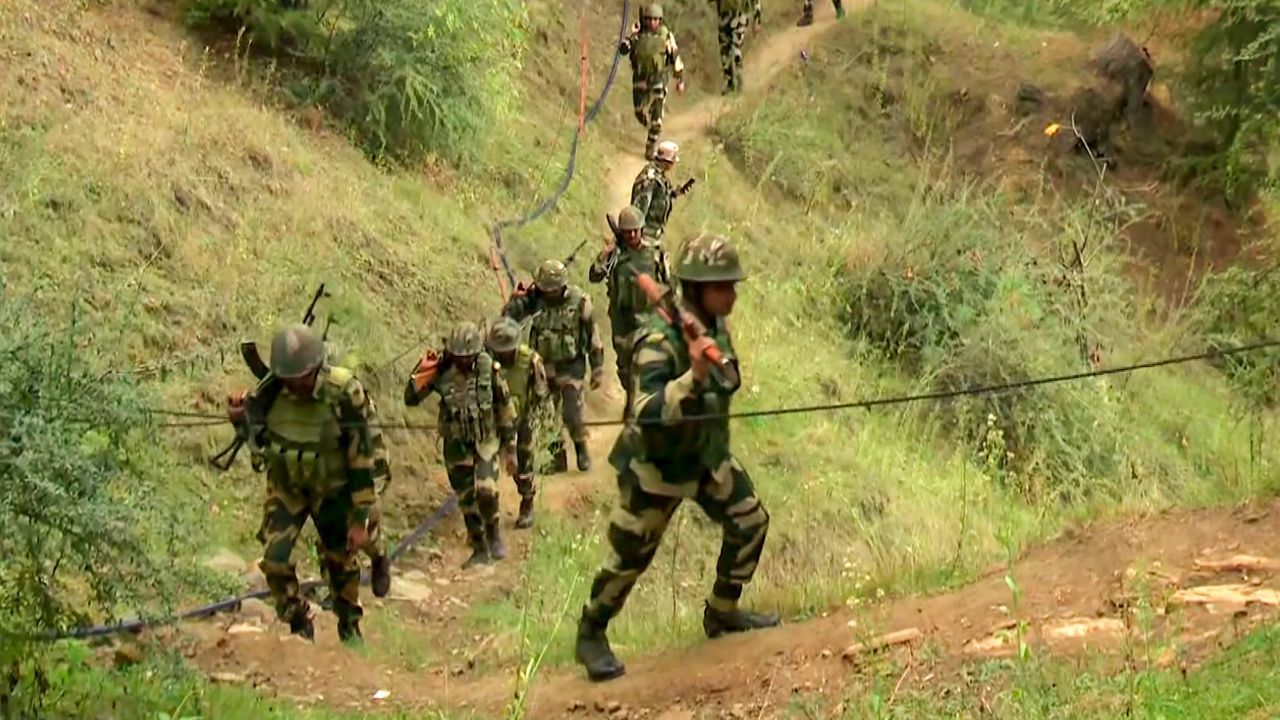 Infiltration: ড্রোন-মিসাইল রুখছিল সেনা, ওই ফাঁকেই চরম শয়তানিটা করতে গিয়েছিল পাকিস্তান! সবক শেখাল BSF Infiltration: ড্রোন-মিসাইল রুখছিল সেনা, ওই ফাঁকেই চরম শয়তানিটা করতে গিয়েছিল পাকিস্তান! সবক শেখাল BSF