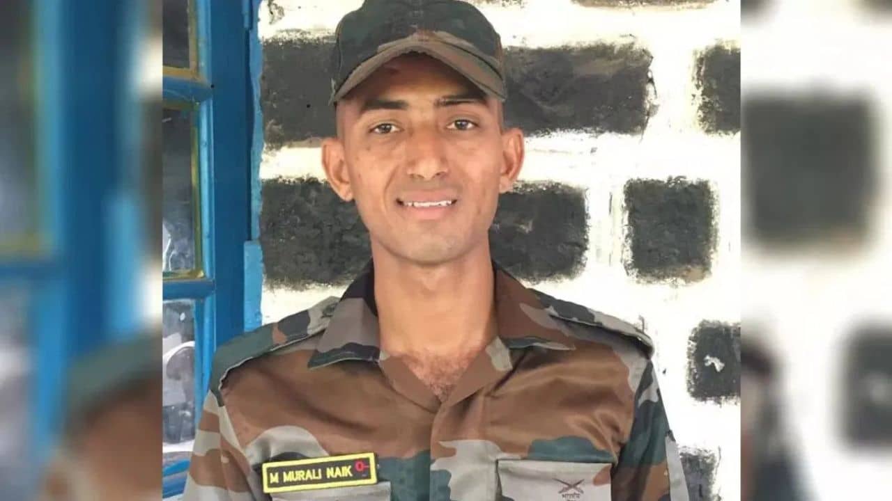 India Pakistan tension: বেজে উঠল গ্রামের বাড়ির ল্যান্ডফোন! পাকিস্তানের গোলাতে শহিদ ভারতীয় জওয়ান মুরলী