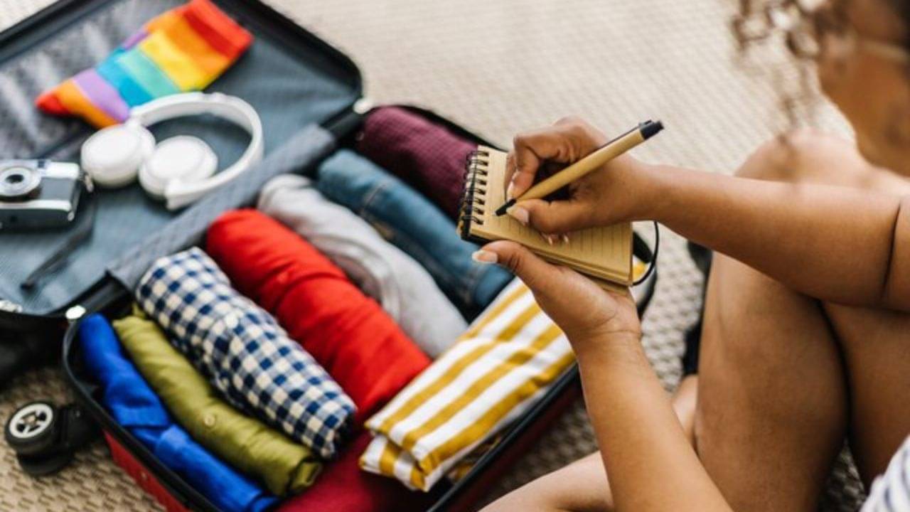 Bag Packing Tips: বৃষ্টির মধ্যে ঘুরতে যাচ্ছেন? কোন কোন জিনিস না নিলেই নয়?