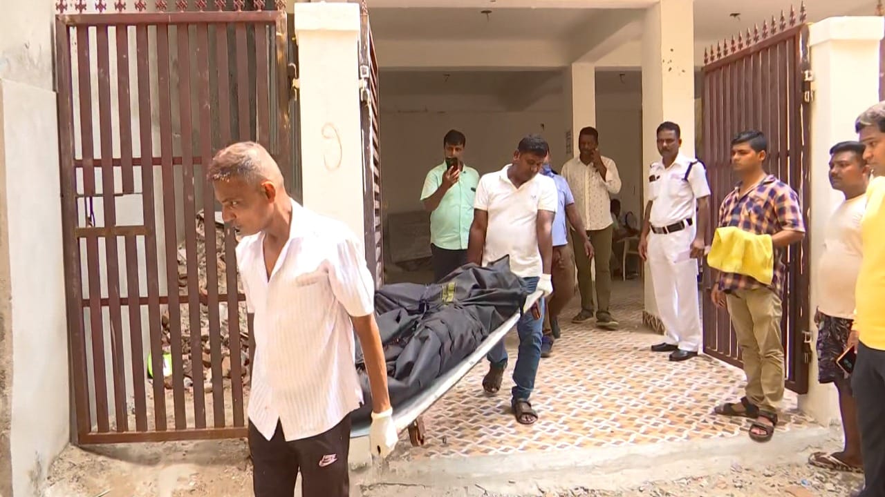 Bagbazar: বাগবাজারে নির্মীয়মাণ বহুতল উদ্ধার অগ্নিদদ্ধ দেহ, খুন নাকি আত্মহত্যা? ঘনাচ্ছে রহস্য Bagbazar: বাগবাজারে নির্মীয়মাণ বহুতল উদ্ধার অগ্নিদদ্ধ দেহ, খুন নাকি আত্মহত্যা? ঘনাচ্ছে রহস্য