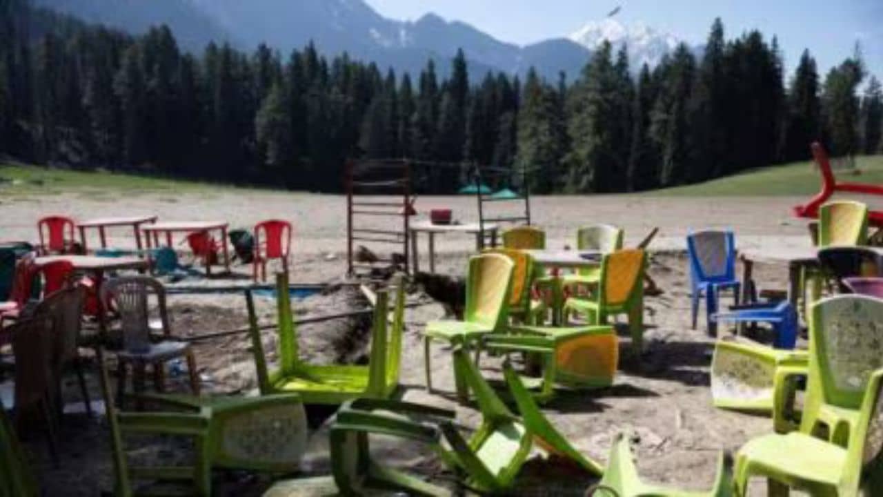 Pahalgam Tourist Attack: চুল ছুঁয়ে বেরিয়ে যায় গুলি! কী ভাবে প্রাণ বাঁচে প্রদীপদের, হার মানাবে সিনেমাকেও