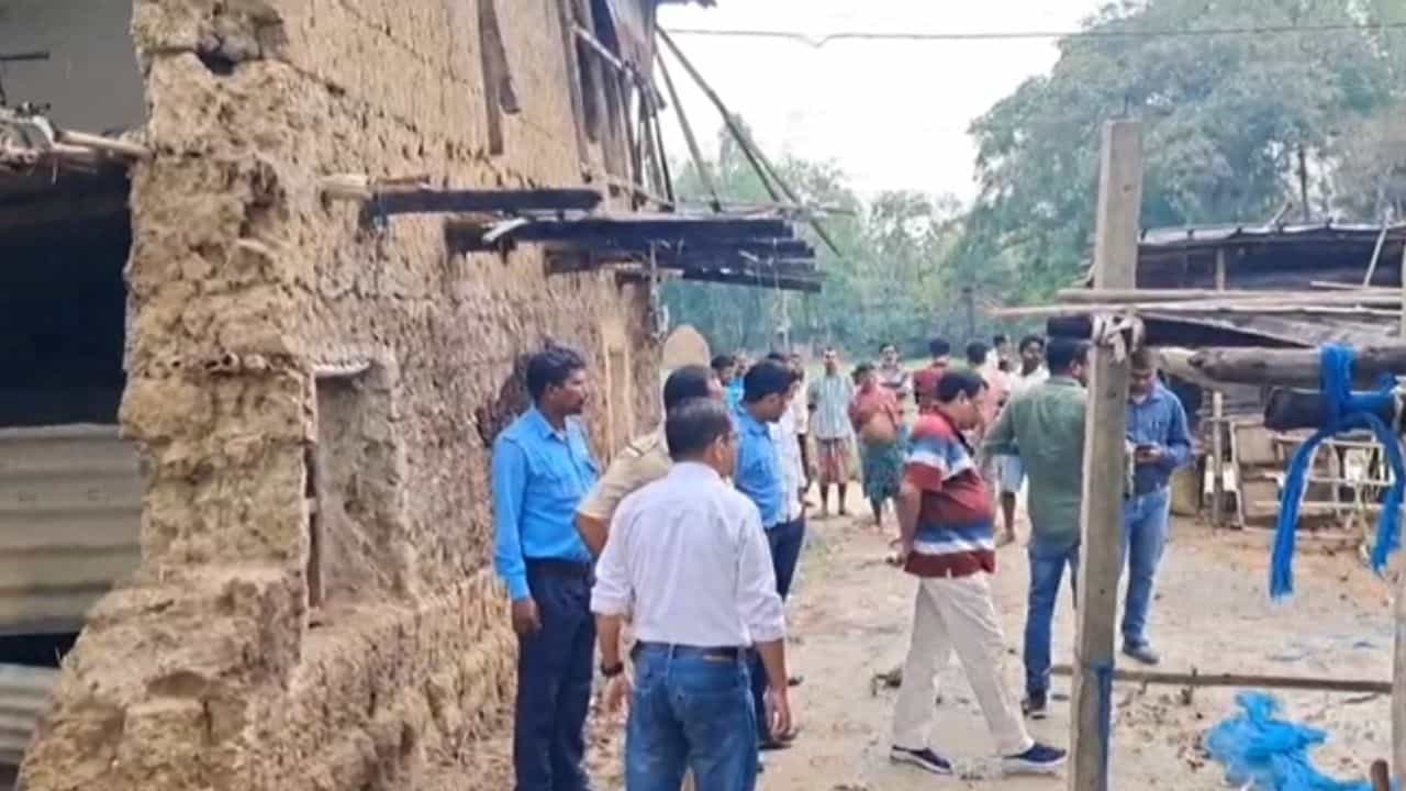 Balurghat: পুকুর বুজিয়ে বাড়ি তৈরির অভিযোগ, বাধা দিতে গেলে বচসায় জড়ালেন আধিকারিকরা Balurghat: পুকুর বুজিয়ে বাড়ি তৈরির অভিযোগ, বাধা দিতে গেলে বচসায় জড়ালেন আধিকারিকরা