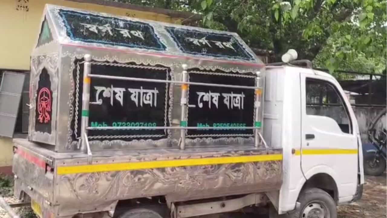 Balurghat miscreant attack: দিদিকে বাঁচাতে গিয়ে ঝরল প্রাণ, ভাইয়ের গলার নলি কেটে দিল দুষ্কৃতী Balurghat miscreant attack: দিদিকে বাঁচাতে গিয়ে ঝরল প্রাণ, ভাইয়ের গলার নলি কেটে দিল দুষ্কৃতী