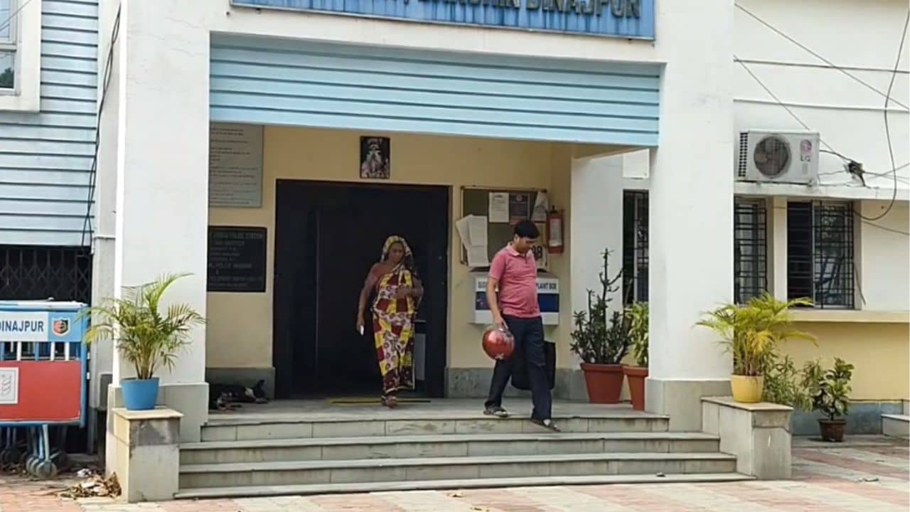 Balurghat: ডাইনি অপবাদ! বৃদ্ধাকে অর্ধনগ্ন করে মার, থানায় অভিযোগ দায়ের