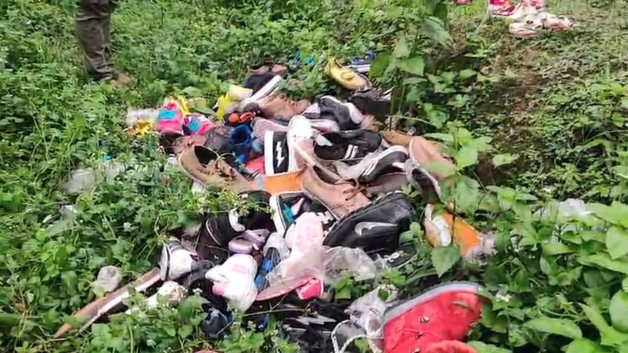 Jalpaiguri:  সীমান্তে রহস্যজনক জুতা আবিস্কার! শয়ে শয়ে  জুতো ভেসে এল বাংলাদেশ থেকে?