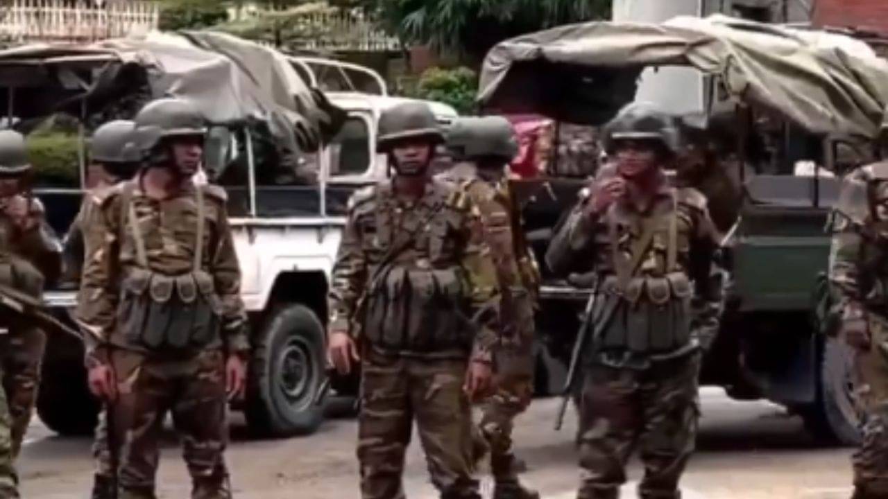 Bangladesh: রাতের ঘুম কাড়ছে ভারী বুটের শব্দ, ঢাকার রাস্তায় ঘুরছে ট্যাঙ্ক-সাঁজোয়া গাড়ি, বাংলাদেশে সেনা অভ্যুত্থান হল বলে?