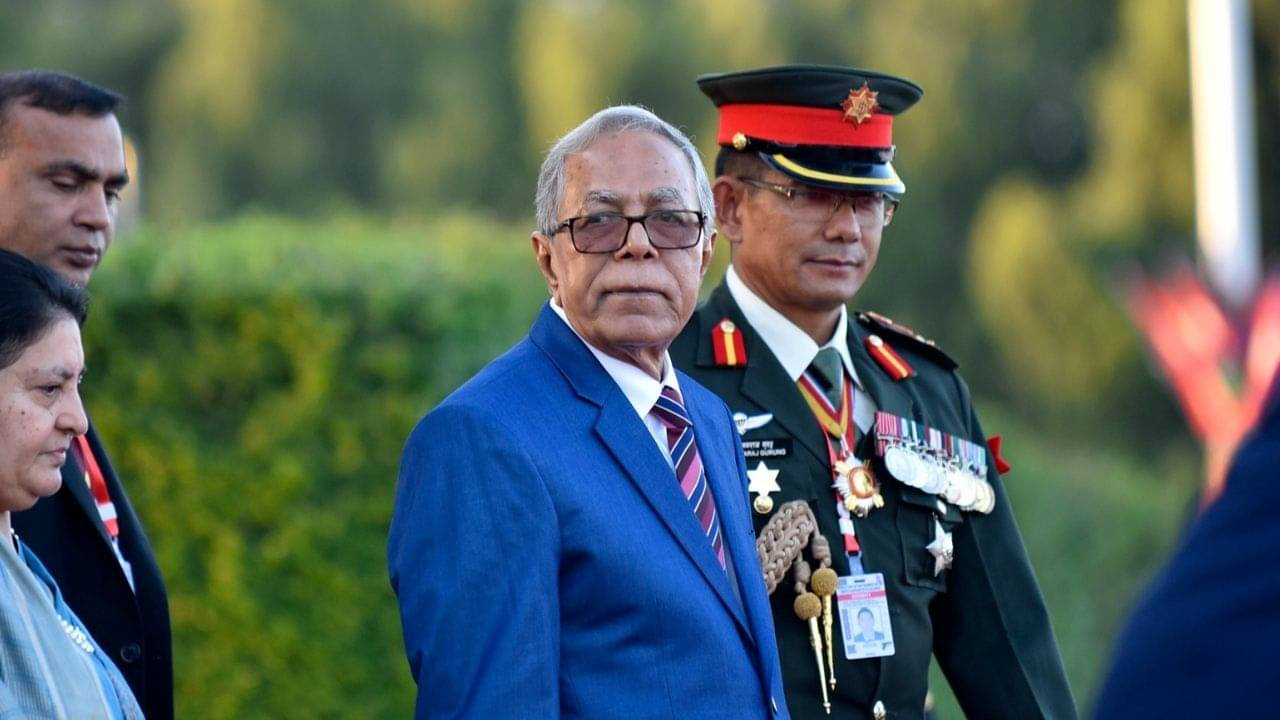 Bangladesh: লুঙ্গি পরেই বিমানবন্দরে, রাত ৩টেয় দেশ ছেড়ে পালালেন প্রাক্তন রাষ্ট্রপতি! কী হচ্ছে বাংলাদেশে?