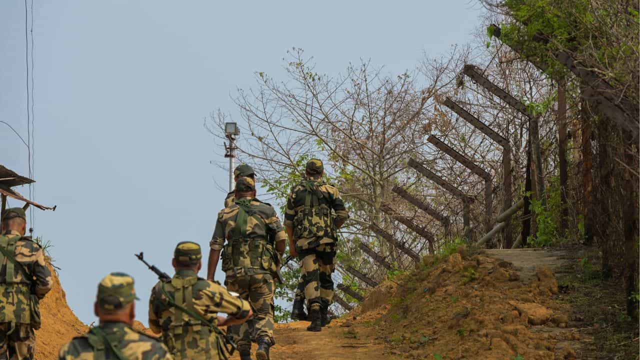 Operation Sindoor: বাংলাদেশ-চিন সীমান্তে নিশ্ছিদ্র নিরাপত্তার নির্দেশ, নজর রাখছেন শাহ Operation Sindoor: বাংলাদেশ-চিন সীমান্তে নিশ্ছিদ্র নিরাপত্তার নির্দেশ, নজর রাখছেন শাহ