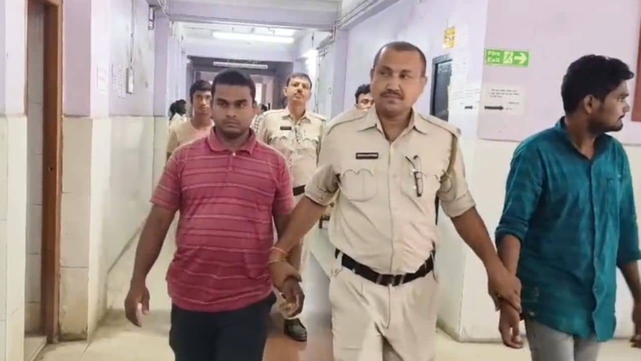 Bankura: সংগঠনের হয়ে চালাচ্ছিল প্রচার, বাংলাতেই নাকি বসে প্রচারক! ভারত পাক অস্থির পরিস্থিতিতে বাঁকুড়া প্রত্যন্ত গ্রামেই খোঁজ মিলল তার