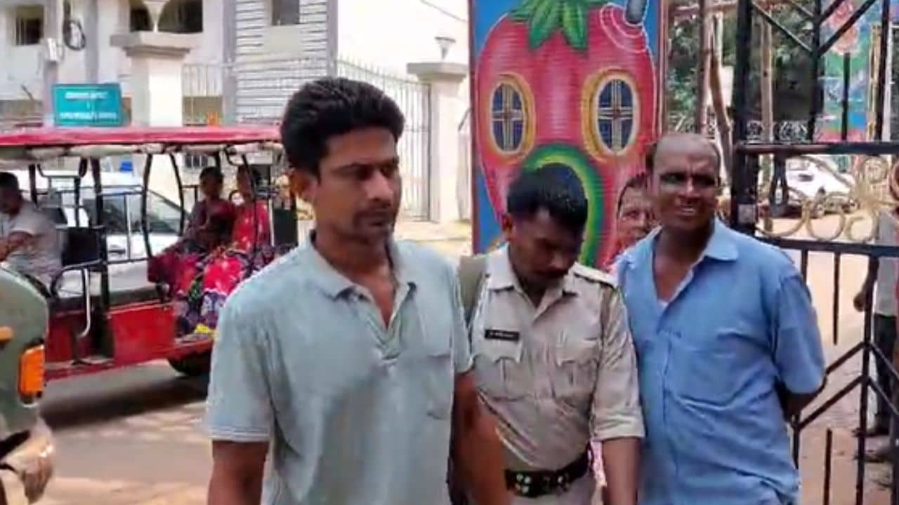 Bankura: পাকিস্তানের যুদ্ধবিমানের নীচে ভারতীয় সেনা! লিখলেন একটাই শব্দ! গ্রোসারি ব্যবসায়ী রাহাতের আসল পরিচয় এসে এল সামনে