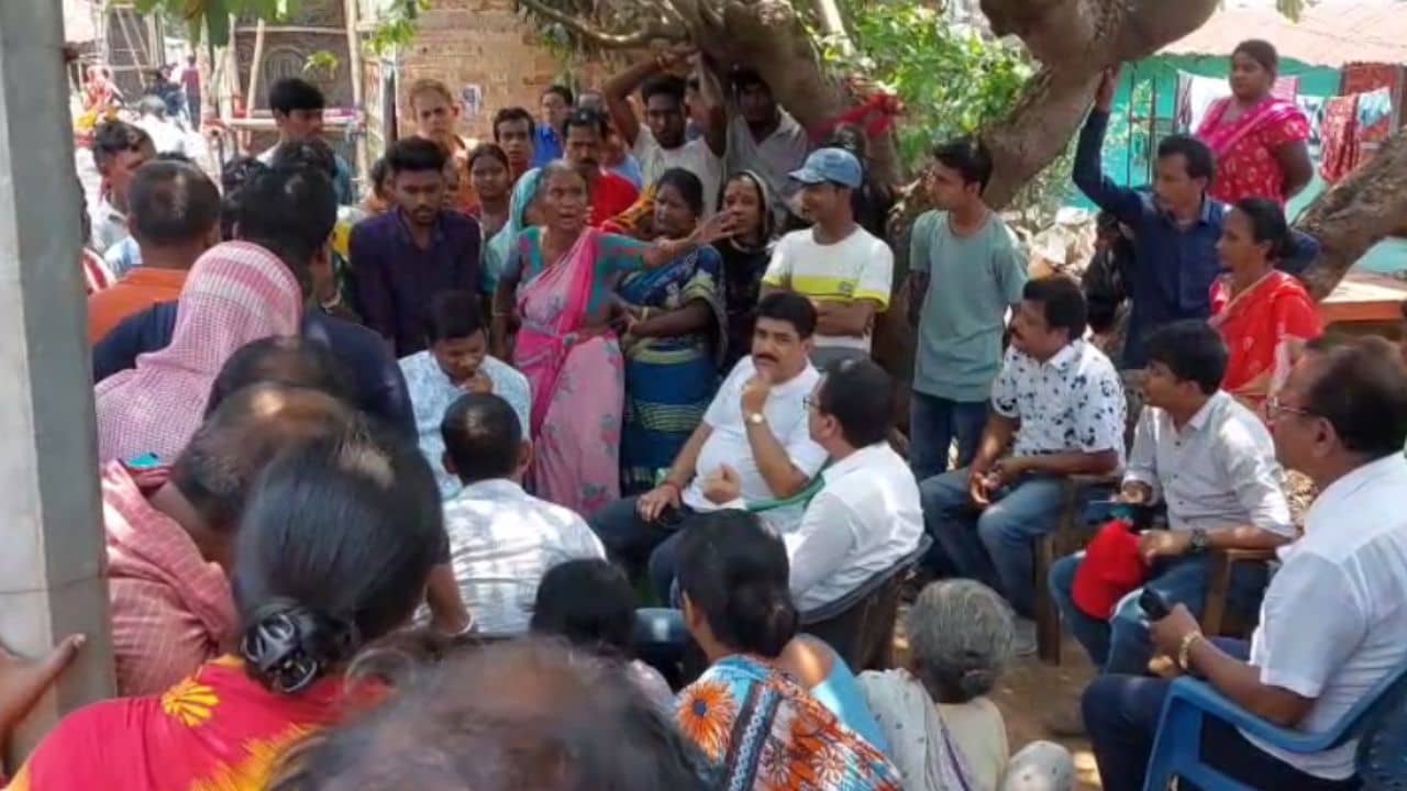 Bankura: হাসপাতালের জায়গা দখল করার অভিযোগ, পাঁচিল দিতে যেতেই...