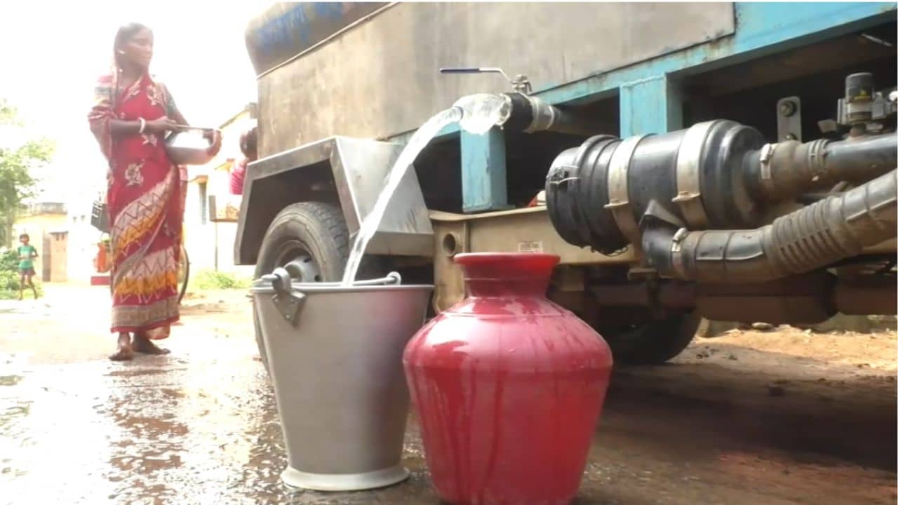 Bankura: গরম পড়তেই হাহাকার, তীব্র জলকষ্টে ভুগছে বাঁকুড়ার এই গ্রাম