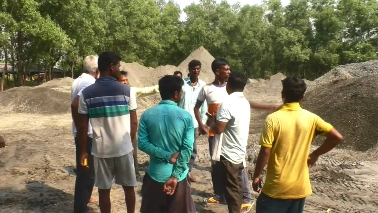 Agitation in Bankura: পাথর-বালির পরিবর্তে ছাই দিয়ে তৈরি হচ্ছে রাস্তা, প্রতিবাদে কাজই বন্ধ করে দিলেন স্থানীয় বাসিন্দারা