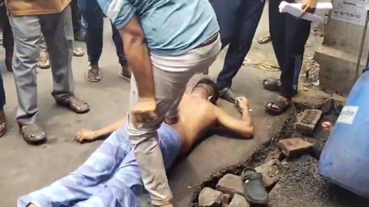 Barasat: পাক প্রধানমন্ত্রীর ছবি দিয়ে লিখেছিলেন সেই শব্দ! মাটিতে ফেলে পেটানো হল রিজুয়ানকে, কী লিখেছিলেন?