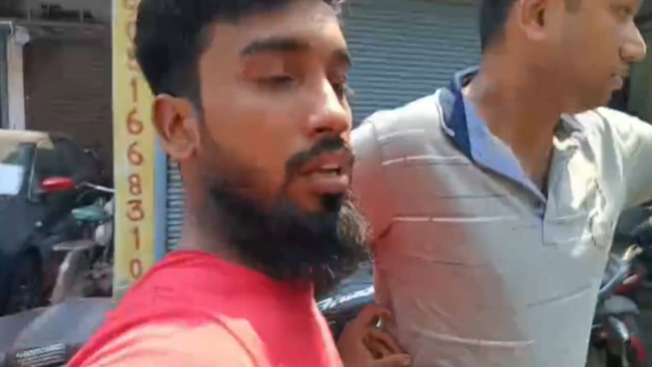 Barasat: ভারতে থেকেই জাতীয় পতাকা পোড়াচ্ছিলেন? ধরে নিয়ে গেল পুলিশ