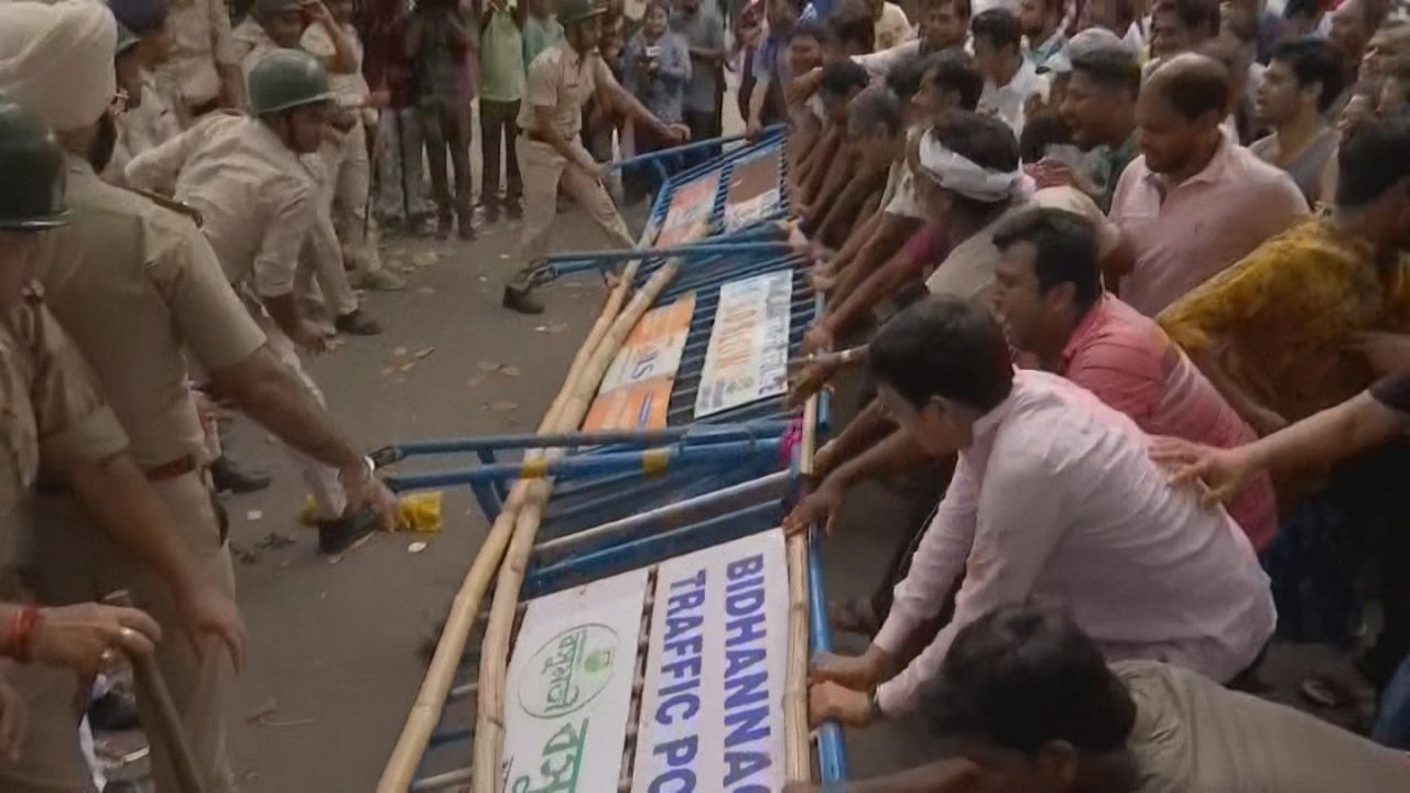 Bikash Bhavan Protest: আবার ভাঙল বিকাশ ভবনের ব্যারিকেড, পুলিশের সামনেই বসে পড়ল বিক্ষোভকারীরা Bikash Bhavan Protest: আবার ভাঙল বিকাশ ভবনের ব্যারিকেড, পুলিশের সামনেই বসে পড়ল বিক্ষোভকারীরা
