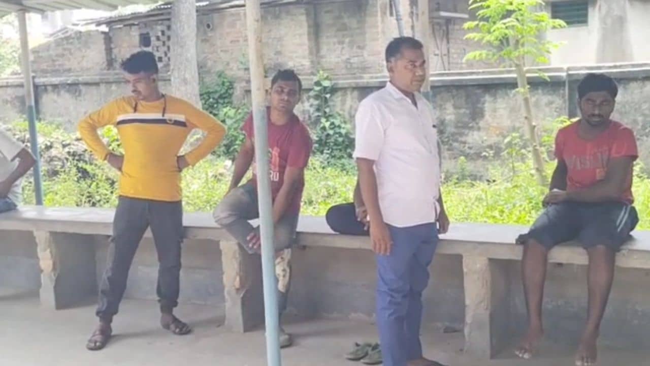 Duttapukur: ভাইয়ের জমিতে শৌচালয় বানানোর চেষ্টা দাদার, জলে মিশল রক্তের ছিটে