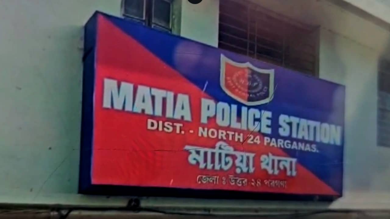 Basirhat: রেললাইনের ধারে পড়ে আছে অর্ধনগ্ন ব্যক্তির দেহ, চাঞ্চল্য বসিরহাটে