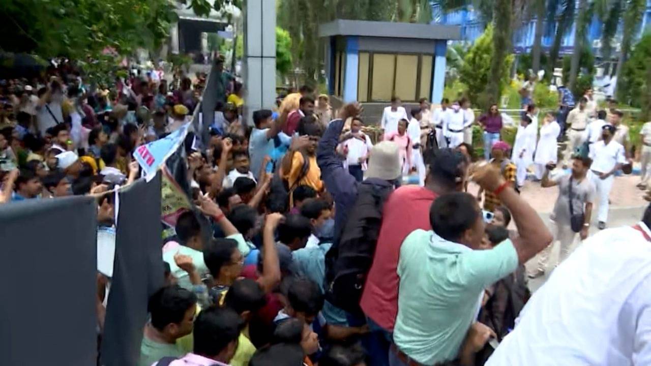 Bikash Bhavan: চাকরিহারারা এবার গোয়েন্দাদের নজরে, গ্রেফতারির হুঁশিয়ারি থাকা সত্ত্বেও হাজিরা দিলেন না আন্দোলনকারীরা