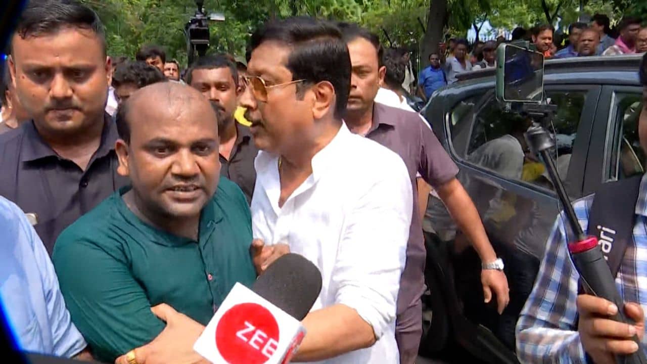 Bikash Bhavan: স্লোগান উঠল চোর, সব্যসাচী দত্তকে সরকারি দফতরেই ঘিরে ধরে তুমুল টানা হিঁচড়া চাকরিহারাদের