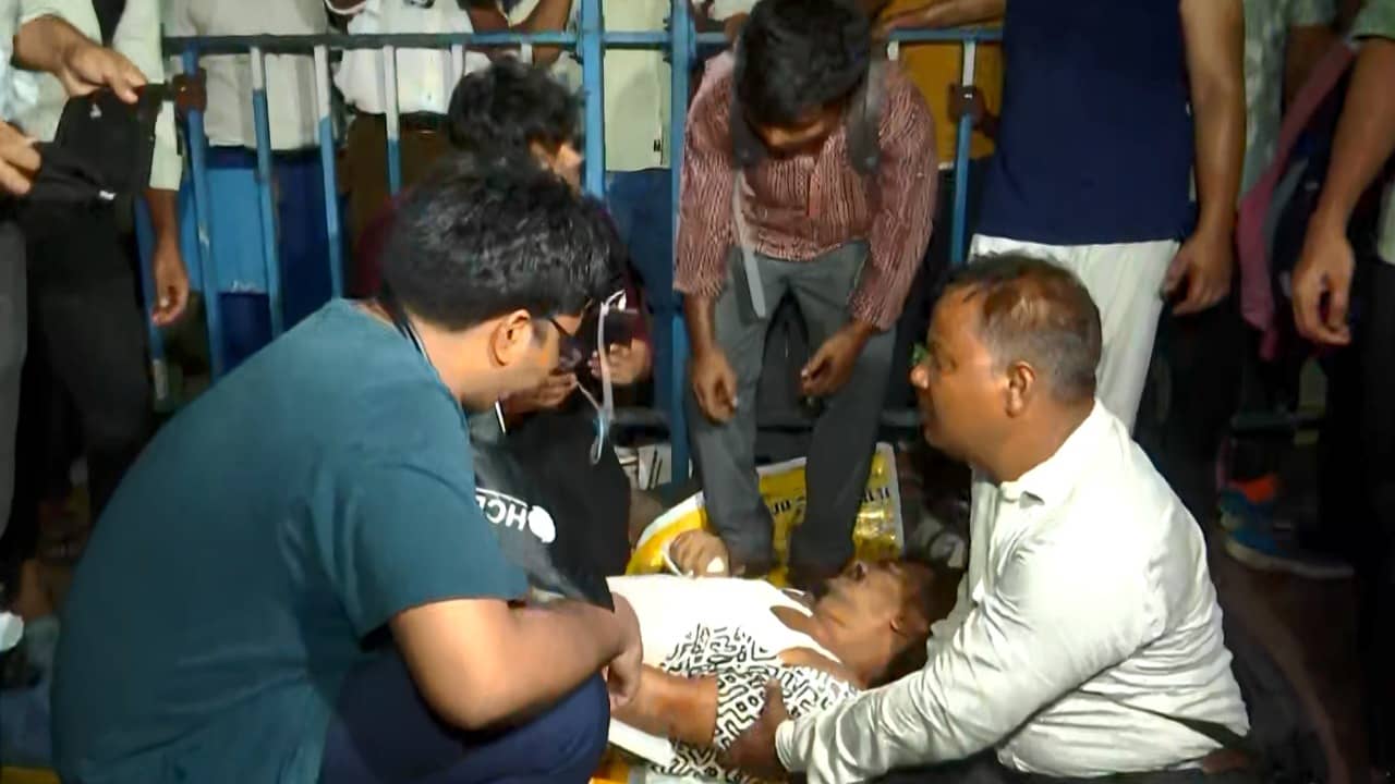 Bikash Bhavan: পুলিশের লাঠি খেয়ে ভাঙল পা, ফাটল মাথা! চাকরিহারাদের অবস্থা দেখে বিকাশ ভবনে ছুটে এলেন অনিকেতরা