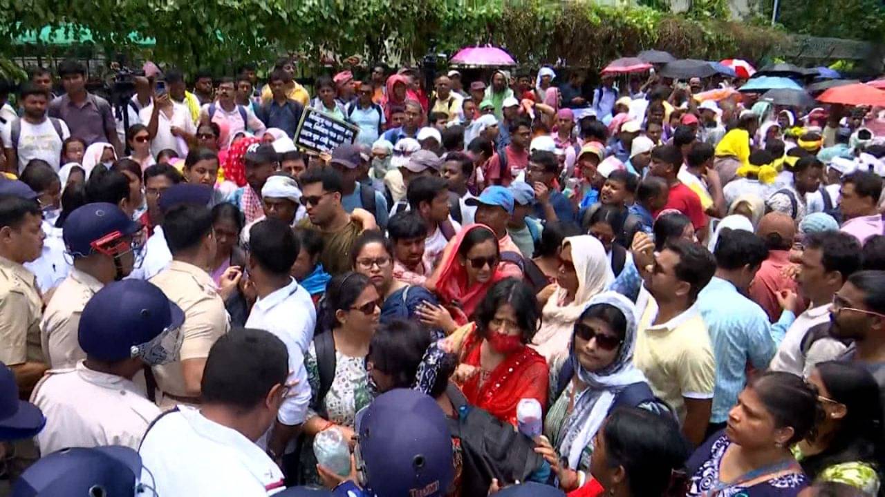 Bikash Bhavan: রাজ্য সরকার তলে তলে প্রস্তুতি নিচ্ছে, আমরা অন্ধকারে ছিলাম, কেন বিকাশভবন দখল নিলেন চাকরিহারারা? কোন অভিসন্ধি ফাঁস করলেন?