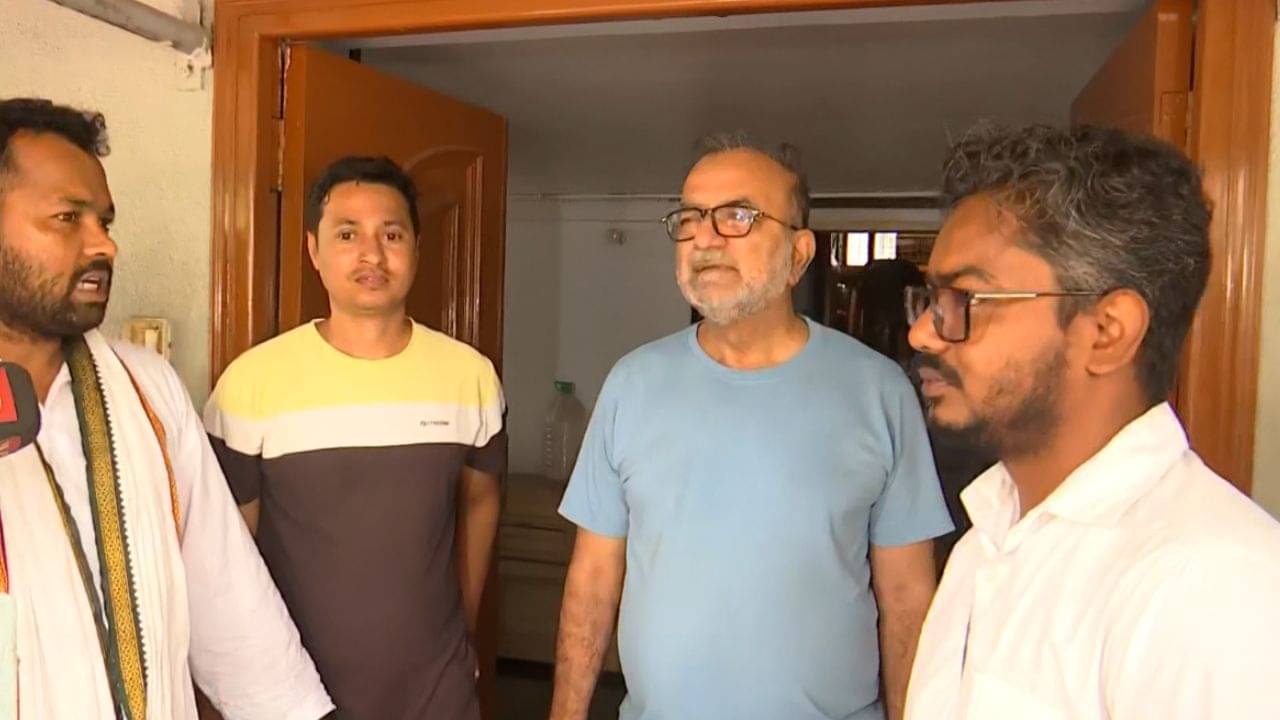 Bikash Ranjan Bhattacharya on Recruitment Case: রিভিউ পিটশনে কি লাভ আছে? কাজ আদৌ ফিরে পাবেন? চাকরিহারাদের পাশে দাঁড়িয়েই স্পষ্ট সবটা বলে দিলেন বিকাশ