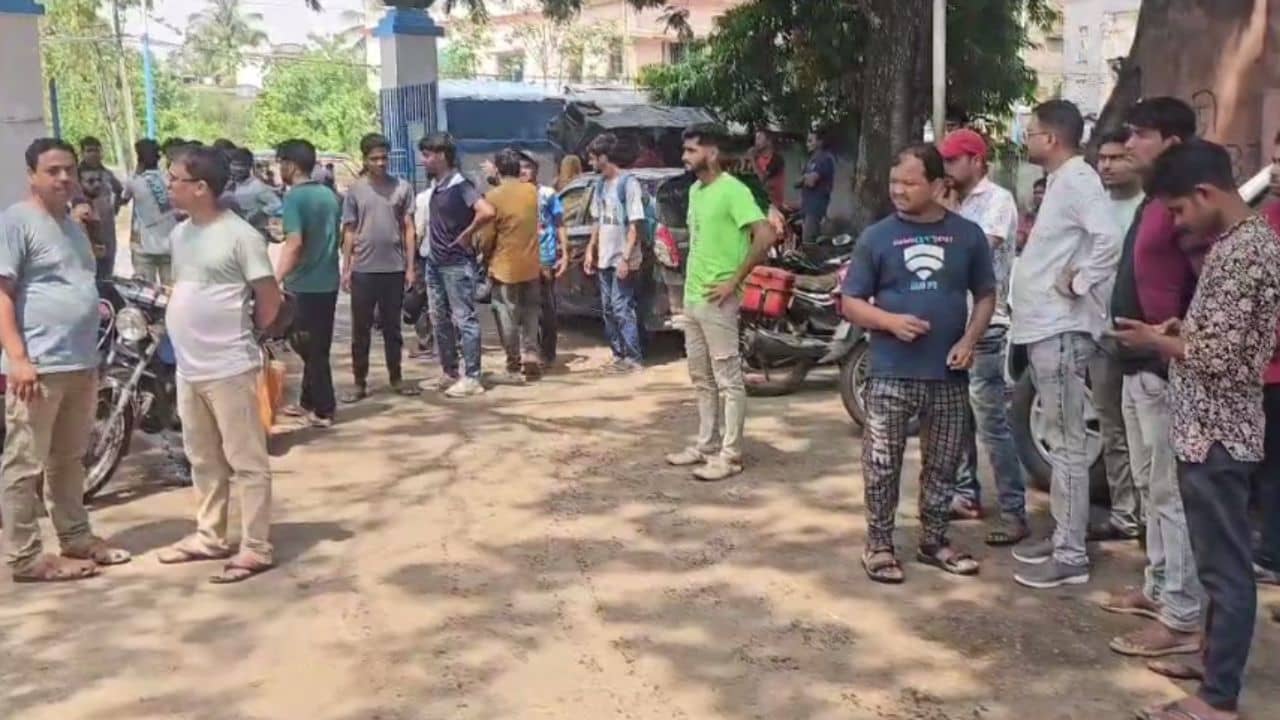 Student committed Suicide: প্রেমিকার মন অন্যত্র, পর পুরুষের সঙ্গে বেড়েছে ঘনিষ্ঠতা, বিষয়টা বুঝেই নিজেকে মুক্তি দিল প্রেমিক