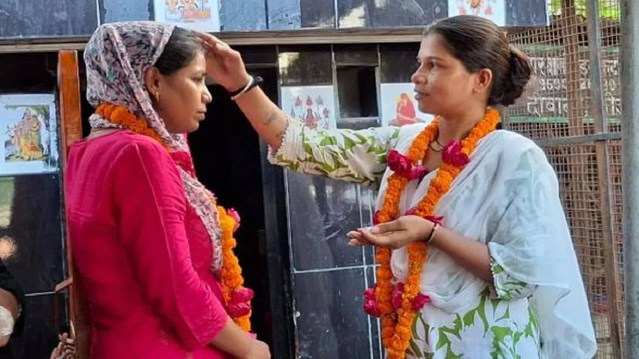 Bizarre: ঠকিয়েছে স্বামীরা, তাই একে অপরের গলাতেই মালা দিয়ে বসলেন দুই স্ত্রী!