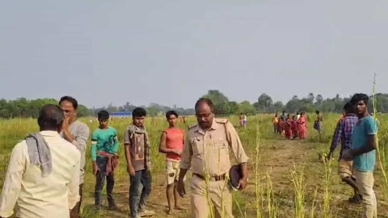 Gosaba: মাঠের মাঝে ভন্ ভন্ করে ঘুরছে মাছি, কাটা দুটো হাত, দুটো পা! তপ্ত আবহে এই ভবঘুরের আসল পরিচয় জানতে সন্ধিহান পুলিশ Gosaba: মাঠের মাঝে ভন্ ভন্ করে ঘুরছে মাছি, কাটা দুটো হাত, দুটো পা! তপ্ত আবহে এই ভবঘুরের আসল পরিচয় জানতে সন্ধিহান পুলিশ